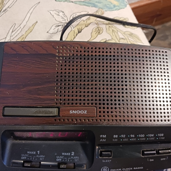 Vintage General Electric (GE) Clock Radio - Picture 5 of 8